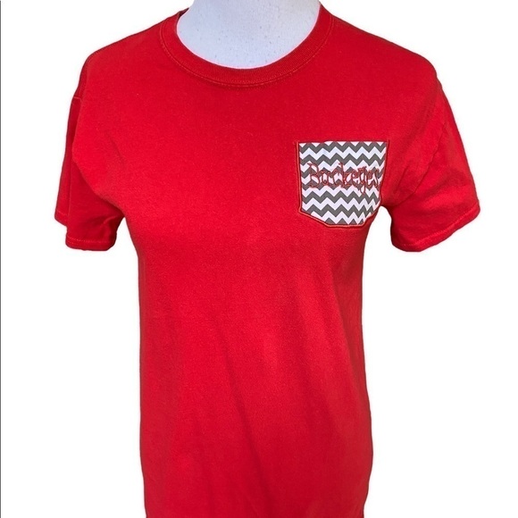Gildan Woman Ohio State Buckeyes Red Short Sleeve Tee w/ Chevron Patch on Front - Picture 1 of 10